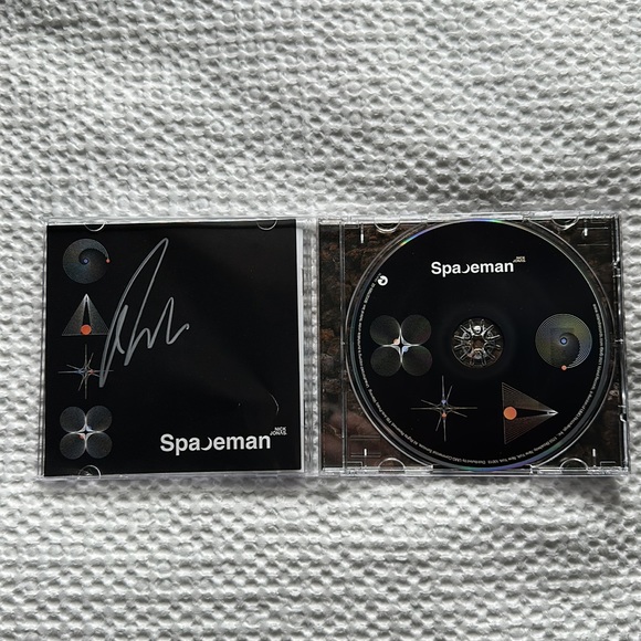 Nick Jonas “Spaceman” SIGNED album. - Picture 2 of 4